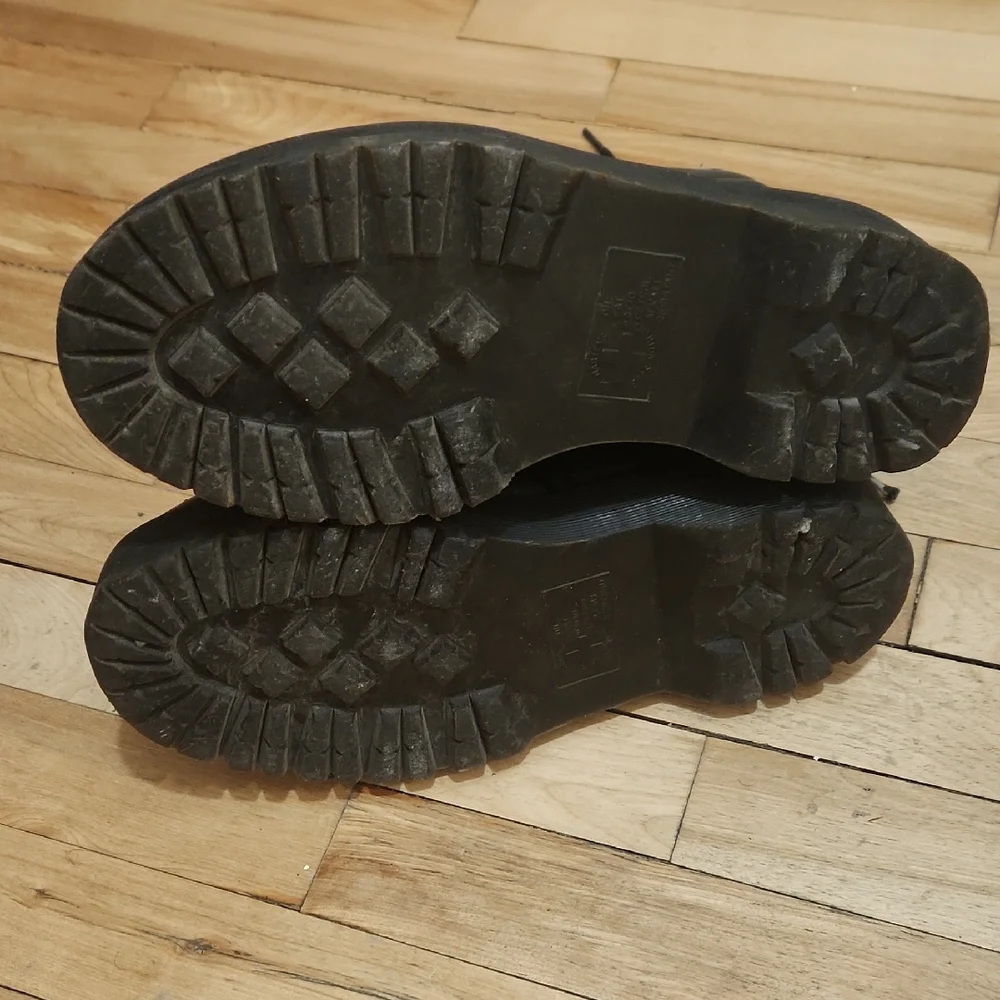Dr. Martens Black Ankle Boots with Cream Lining - Picture 9 of 16